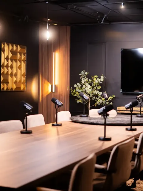 Le studio Board Room de Recordia, décor cuivre