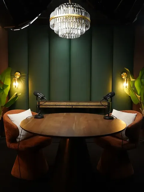 Le studio Cigar Lounge de Recordia, décor vert et bois